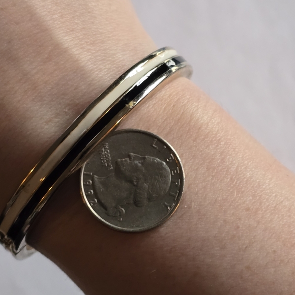 Enamel bracelet off white color and black bangle clamper style gold tone - Picture 2 of 9